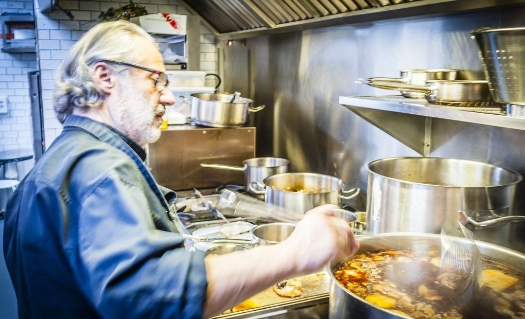 Manolo de la Osa en las cocinas de Adunia. Foto: Beto Troconis.