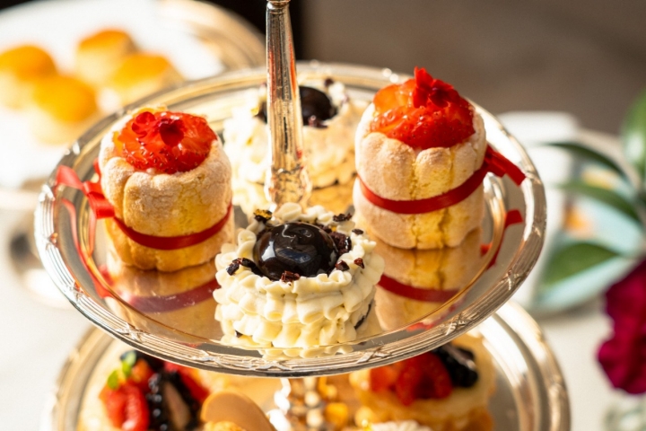 'Charlotte' de ruibarbo, fresas y champán; y bocado de chocolate guanajá, cacahuete y vainilla de Tahití.