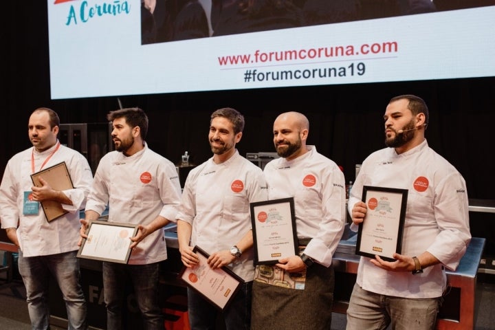 El ganador y los cuatro finalistas posan con sus diplomas.