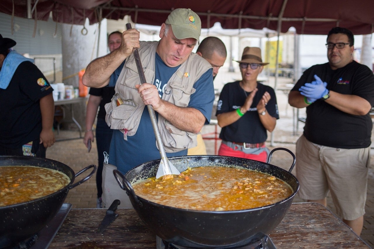 La ONG World Central Kitchen, del chef José Andrés, ha repartido toneladas de comida en medio del desastre. Foto: Disney+