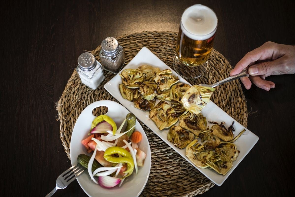 2018_03_21_ (foto Eva Máñez)  Jávea , almuerzos. . Bar El Trinquet. Alcachofas a la plancha y ensalada de encurtidos