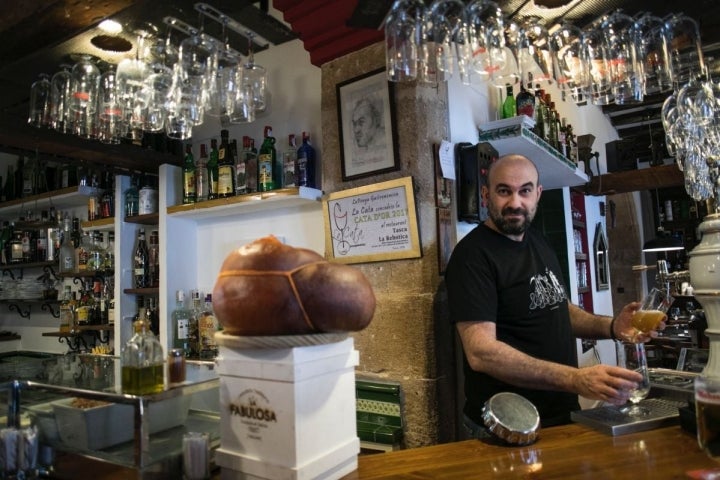 Jose, de 'La Rebotica', listo para recibir a la clientela.