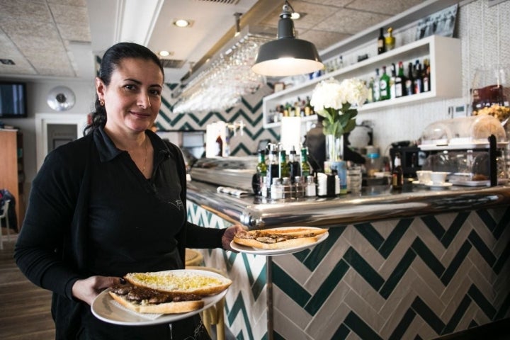 Sirviendo los bocadillos de hígado de rape.