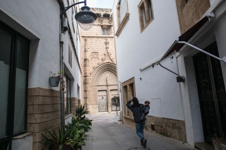 Las calles del centro histórico de Jávea aguardan sorpresas tras cada esquina.