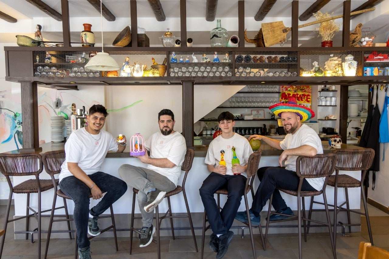 14/05/2026. Alcalá del Valle (Cádiz). Equipo de Altorterete, el bar del mesón con el propietario y chef Pedro Aguilera (2i) y el jefe de Ramsés Martínez (1d). Foto: Álvaro Cabrera 