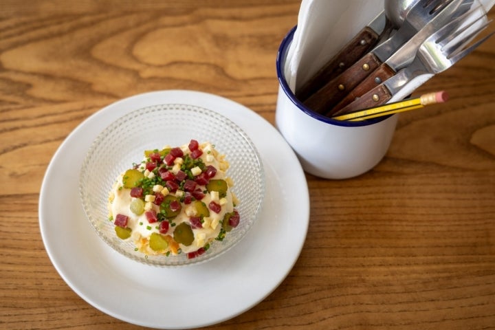 14/05/2026. Alcalá del Valle (Cádiz). Ensaladilla 'La del Mesón' con jamón ibérico, mayonesa de huevo frito y pepinillos.Foto: Álvaro Cabrera 