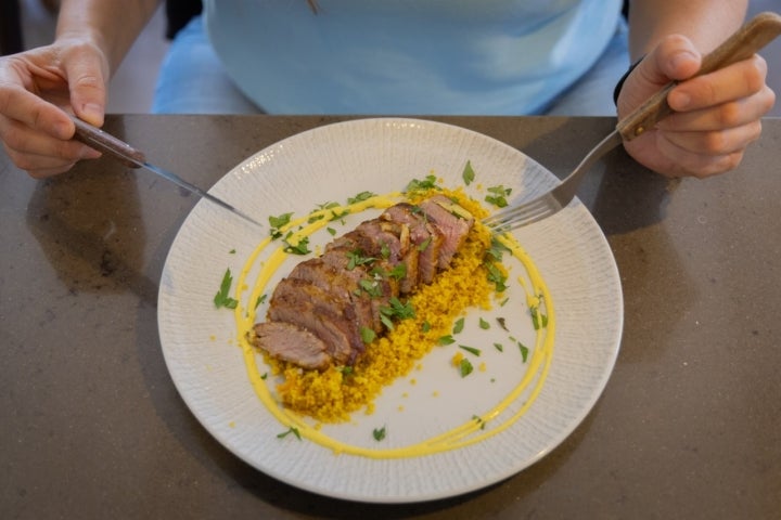 14/05/2026. Alcalá del Valle (Cádiz). Pluma ibérica a la moruna con cous-cous, hunus, hierbas y yogurt. Altorterete, el bar del mesón.Foto: Álvaro Cabrera