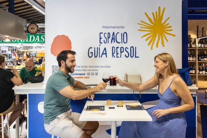 Dos clientes disfrutan de los aperitivos en el Espacio Guía Repsol del Mercado de Vallehermoso