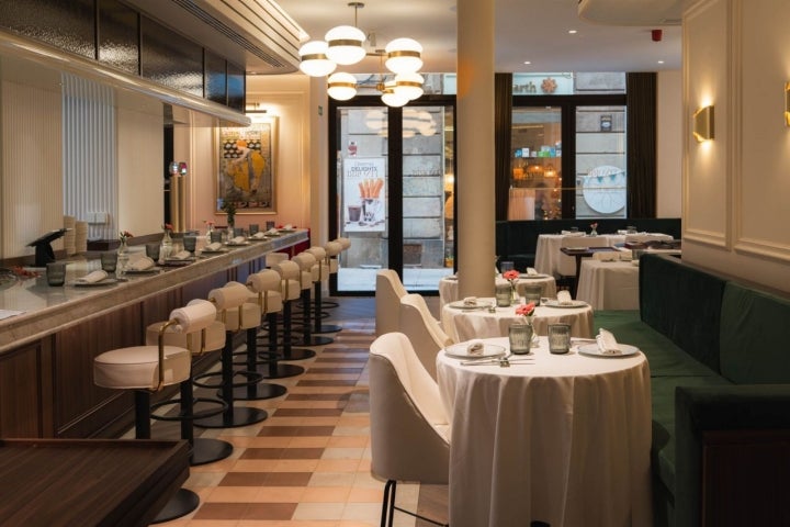 La imponente barra del nuevo restaurante 'Finorri' en el Born, Barcelona.