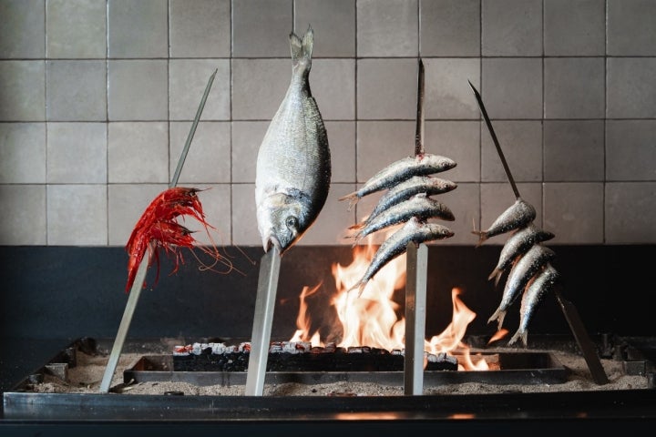 Espetos, carabineros, lubina y sardinas.... Foto: Zendra