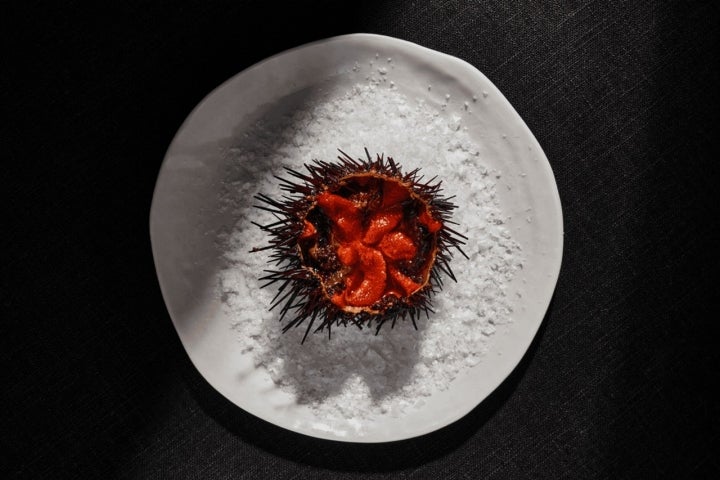 La carta del restaurante se entrega a los guisos, arroces y mucha brasa. 