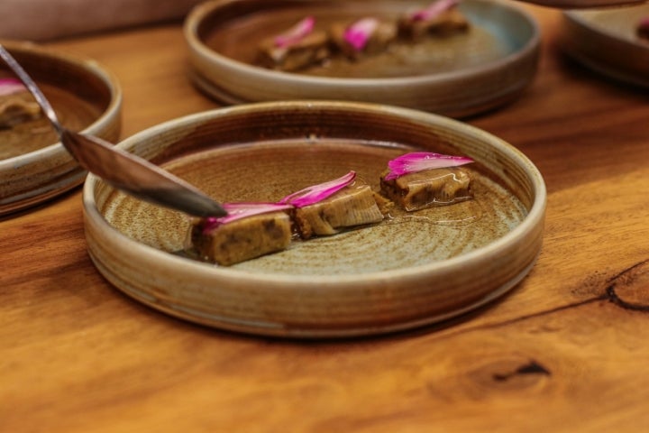 En 'Pipilacha' juegan con las texturas y los matices de las flores más allá de su valor decorativo.