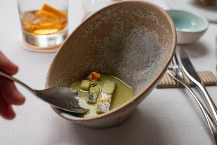 Caballa marinada con gazpacho verde de licuados de temporada.