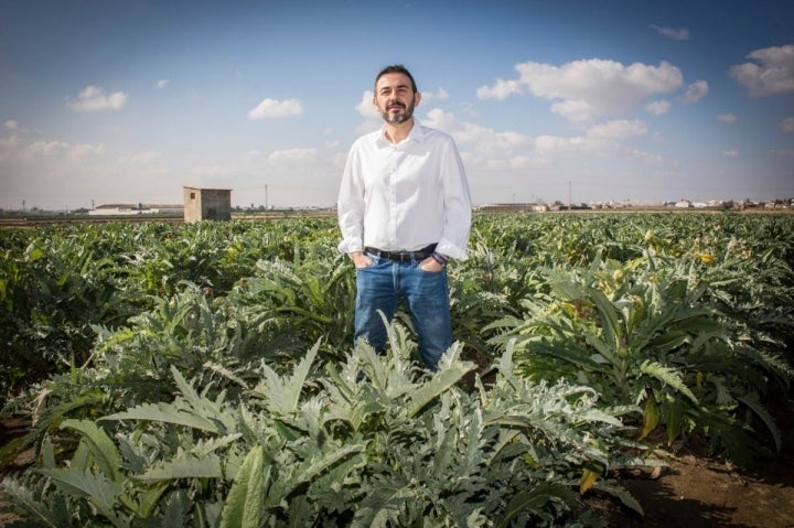 Pepe Ferrer en la huerta, junto al restaurante, rodeado de alcachofas que rozan ya el fin de temporada.