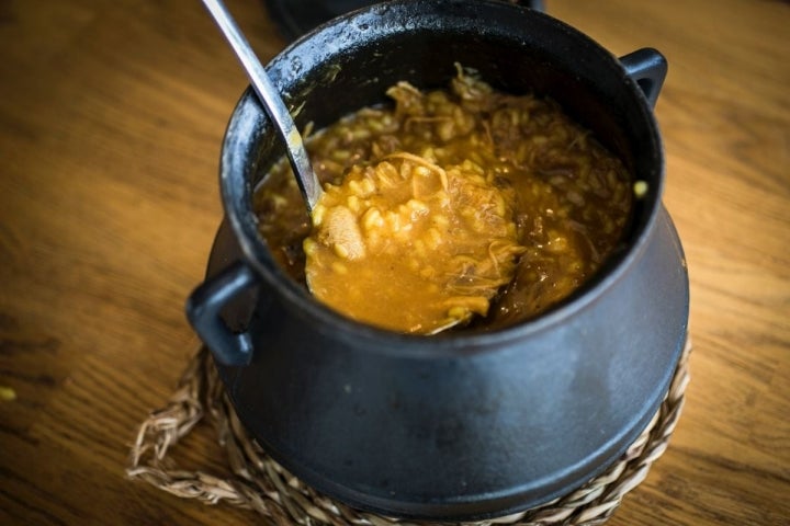 En 'La Marítima', el arroz con alubias lo sirven como toda la vida, en una olla.