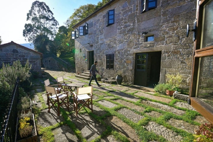 Fachada del alojamiento rural Arrueiro (Laxe, A Coruña).