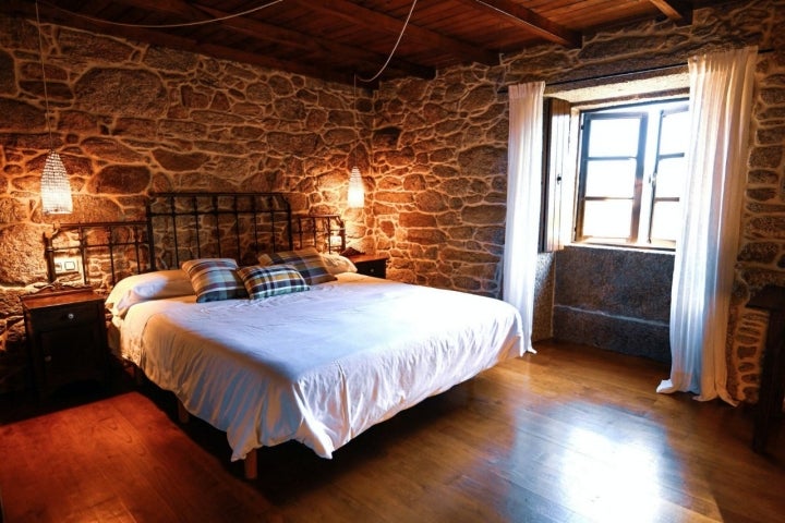 Habitación de la casa rural Arrueiro (Laxe, A Coruña).