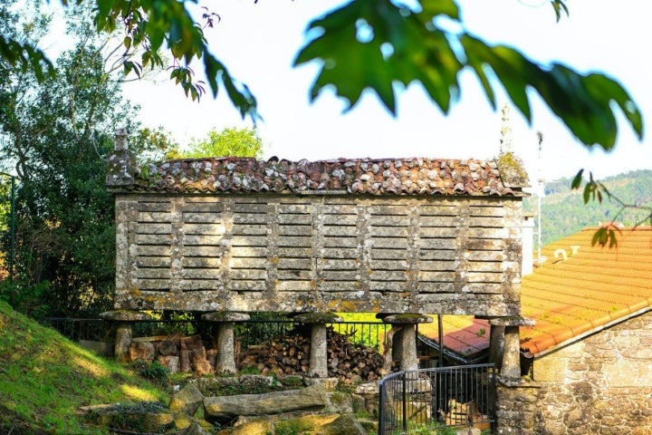 Hórreo en el jardín de la casa rural Arrueiro (Laxe, A Coruña).