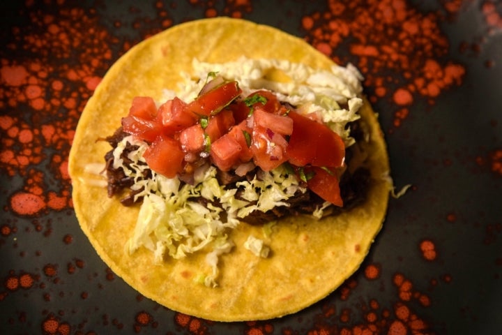 Plato de taco de carrillera del restaurante Arrueiro (Laxe, A Coruña).