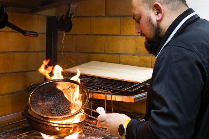 Miguel Galino pasando el caviar por el fuego. 