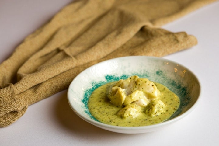Carrilleras de merluza con pil pil y salsa verde.