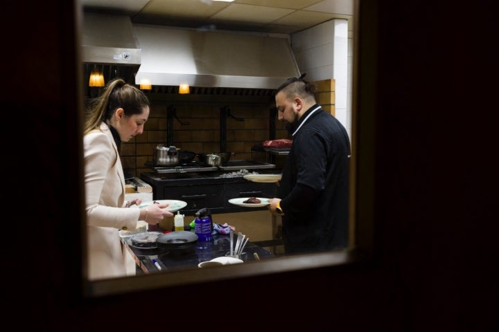 Lucía y Miguel, trabajando en la cocina. 