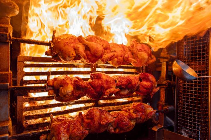 En 'Los Caracoles', los pollos se asan en horno de leña a pie de calle.