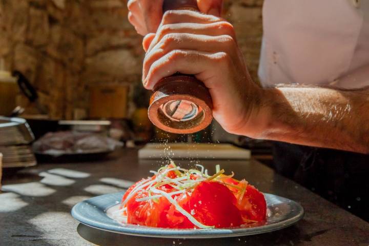 Sazonando el tomate quea acompañará a la joya de la corona.