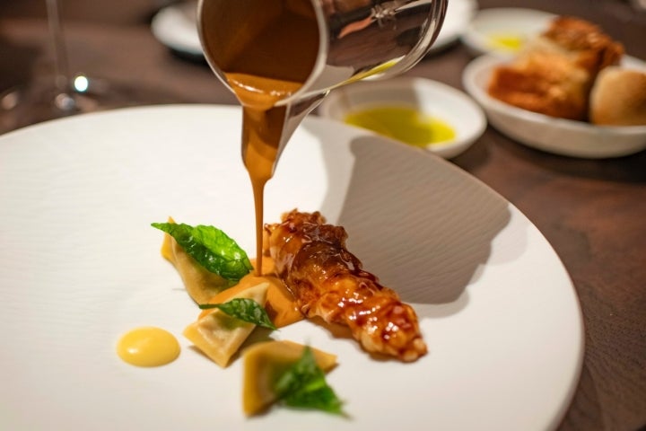 Los nuevos Soles Guía Repsol 2026: A Tafona, Ramón Freixa y Voro alcanzan los 3 Soles 6 https://www.guiarepsol.com/content/dam/repsol-guia/contenidos-imagenes/comer/nuestros-favoritos/atelier-ram%C3%B3n-freixa/31_RAMON_FREIXA_8248.jpg.transform/rp-rendition-xs/image.jpg