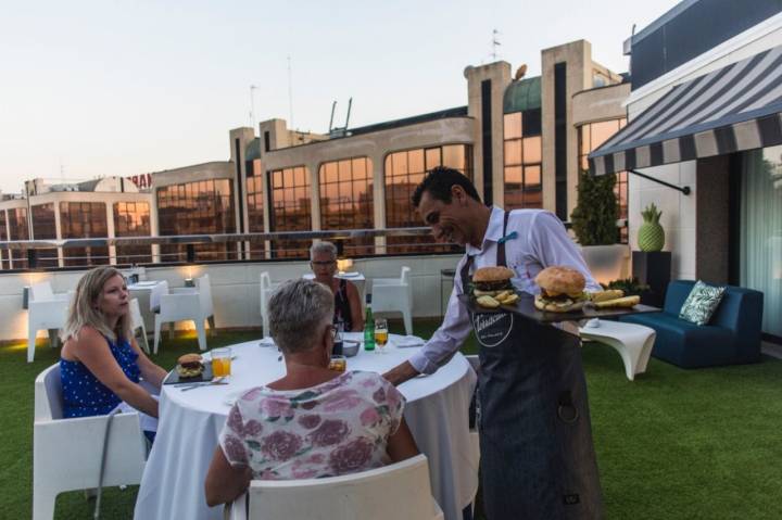 Azotea 'La Terracita del SH Valencia Palace': clientes en la terraza con camarero