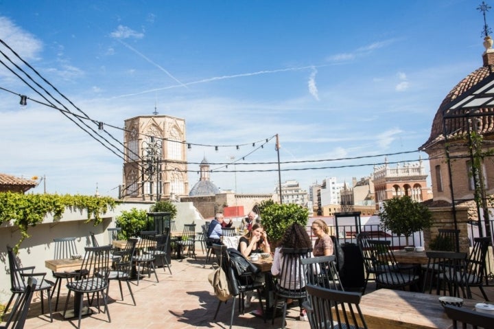 Azotea 'Petit Bistró': clientes en la terraza