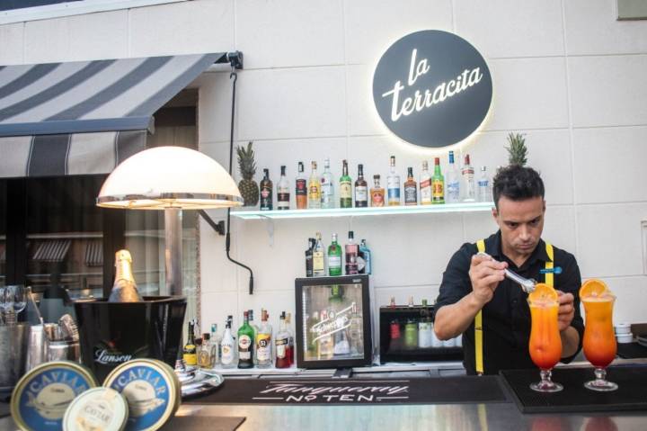 Azotea 'La Terracita del SH Valencia Palace': bartender preparando un cóctel (2)