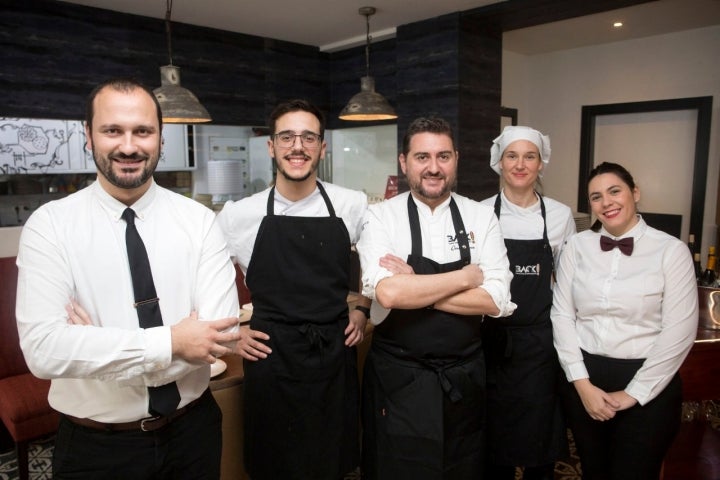 El chef David Olivas con su equipo.