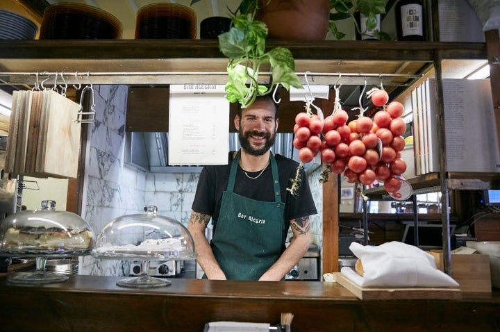 En este bar las sonrisas no escasean.