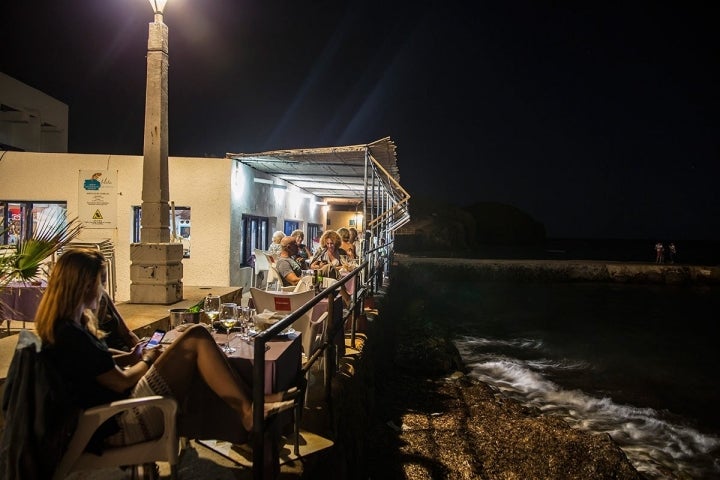 Antes de acudir al local, la cena perfecta en La Isleta del Moro.