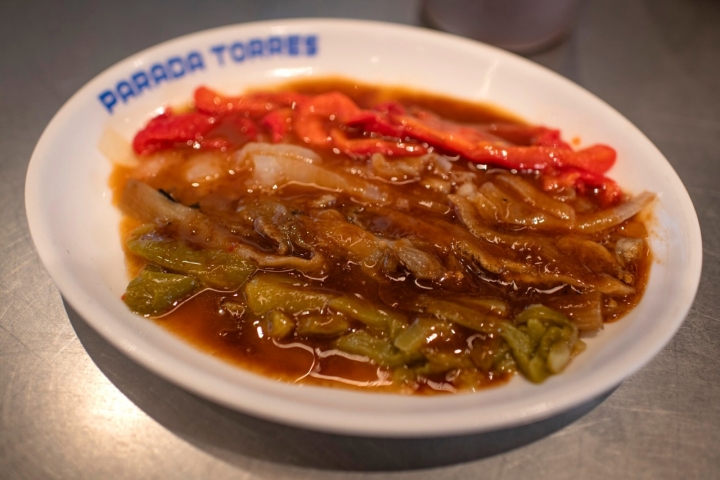 Escalibada a la brasa de carbón vegetal.