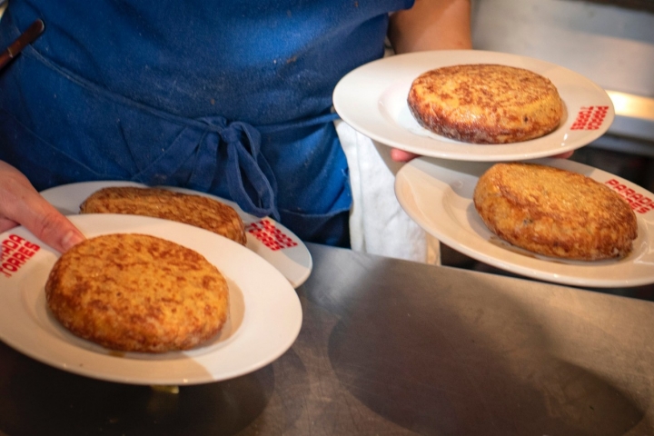 Tortilla de patatas con cebolla hecha al momento, de las que despachan 100 al día. 