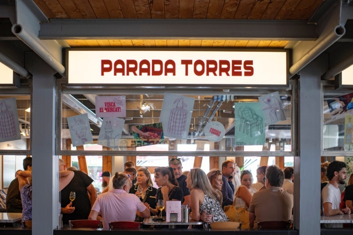 La pecera con mesas altatas conecta con la terraza.