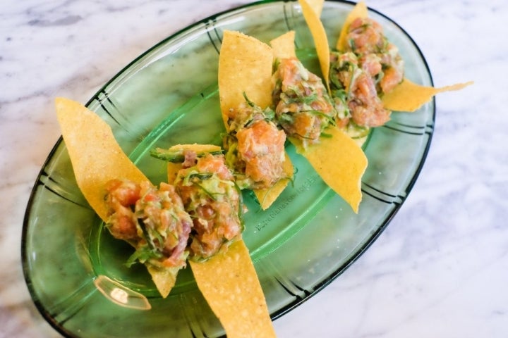 Tartar de salmón con alga wakame.