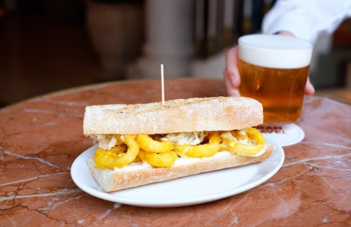 Calamares a la romana en bocadillo.