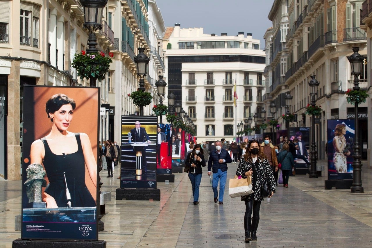 La calle Larios de Málaga con la exposición 'Andalucía y los Goya', compuesta por imágenes de cineastas andaluces que han sido merecedores de, al menos, un galardón.