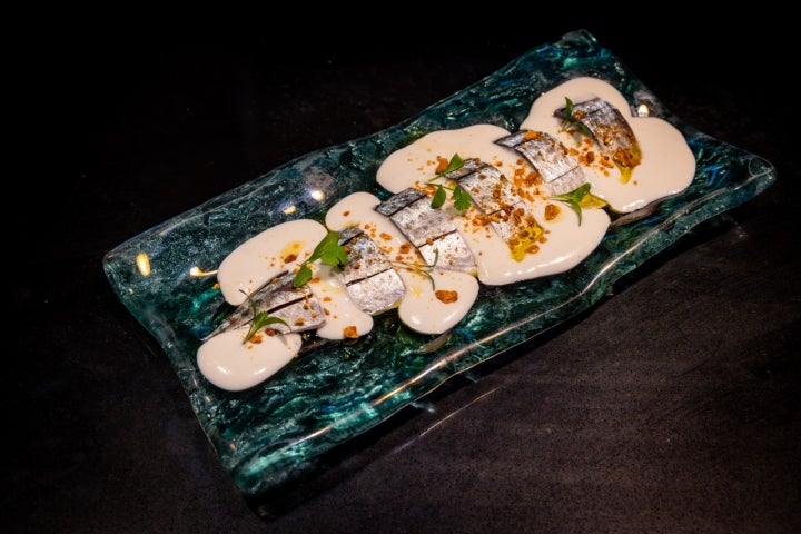 Caballa marinada con ajoblanco, almendra frita y aceite de cilantro