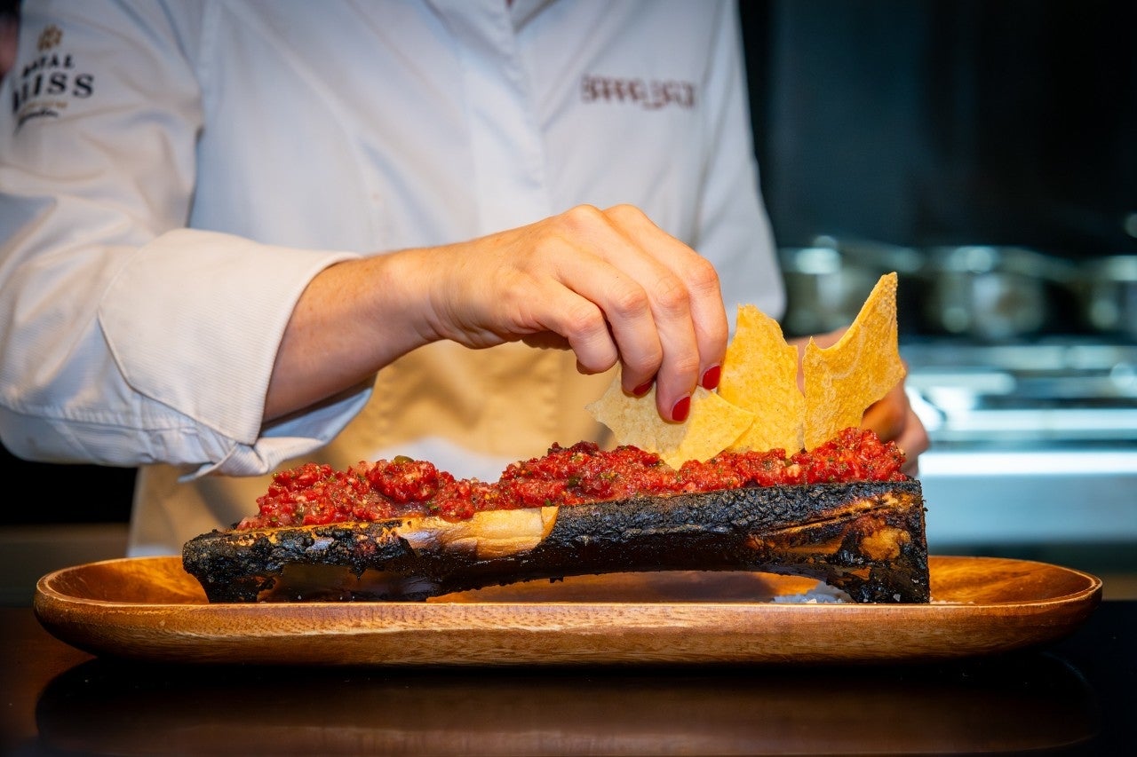 Un anfiteatro culinario con un steak tartar muy top