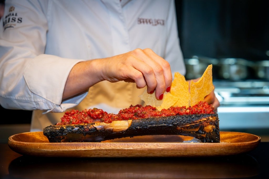 Un anfiteatro culinario con un steak tartar muy top