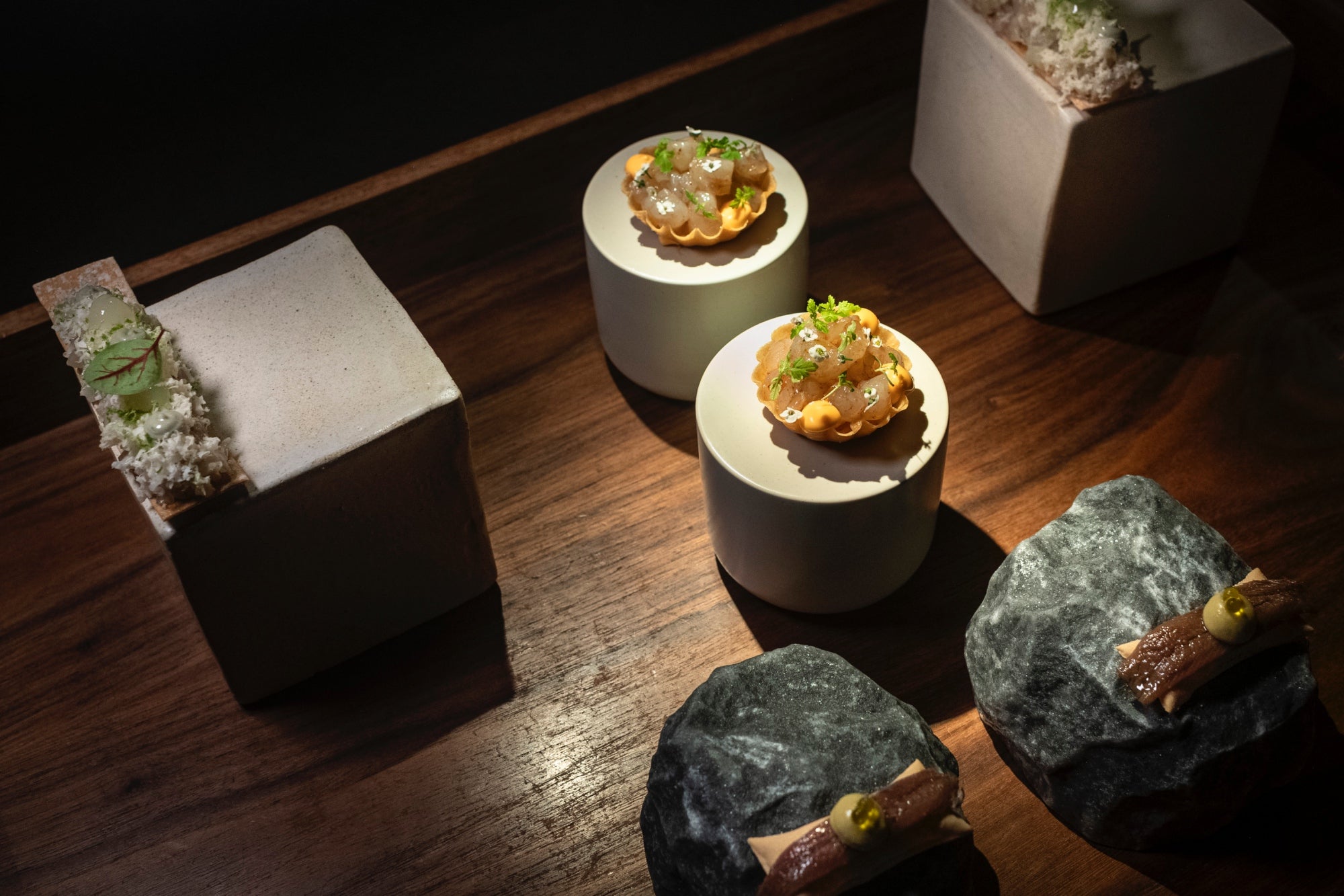 Tartaleta de quisquilla, tartar de corvina y gilda estilo 'Bascoat'