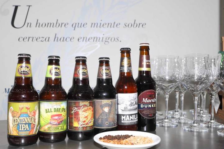 Muestra de algunas de las cervezas del estand de Los Cervecistas. Foto: Yoana Salvador.