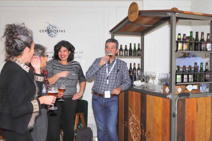 Asistentes al congreso gastronómico en el puesto de Los Cervecistas. Foto: Yoana Salvador.