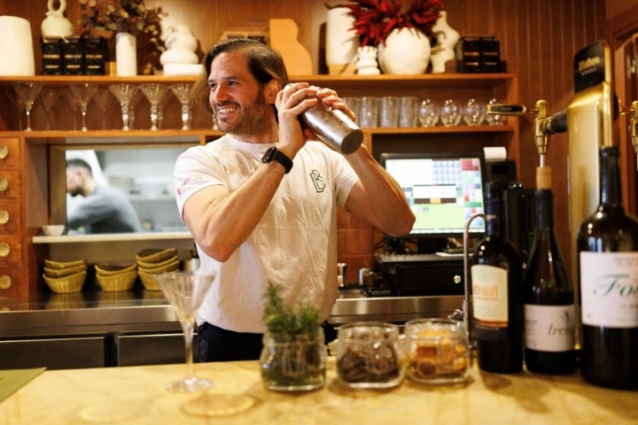 Un bartender prepara un cóctel
