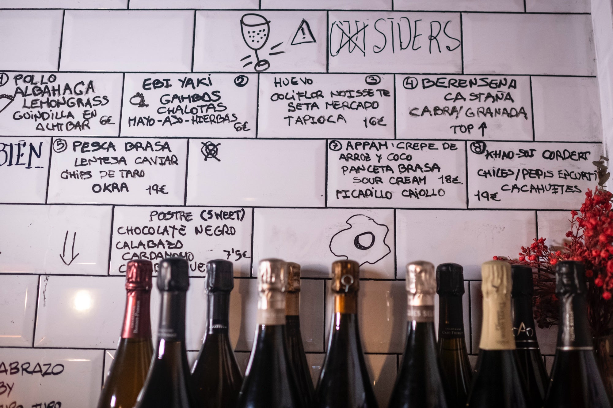 La carta se pinta sobre los azulejos de la pared.