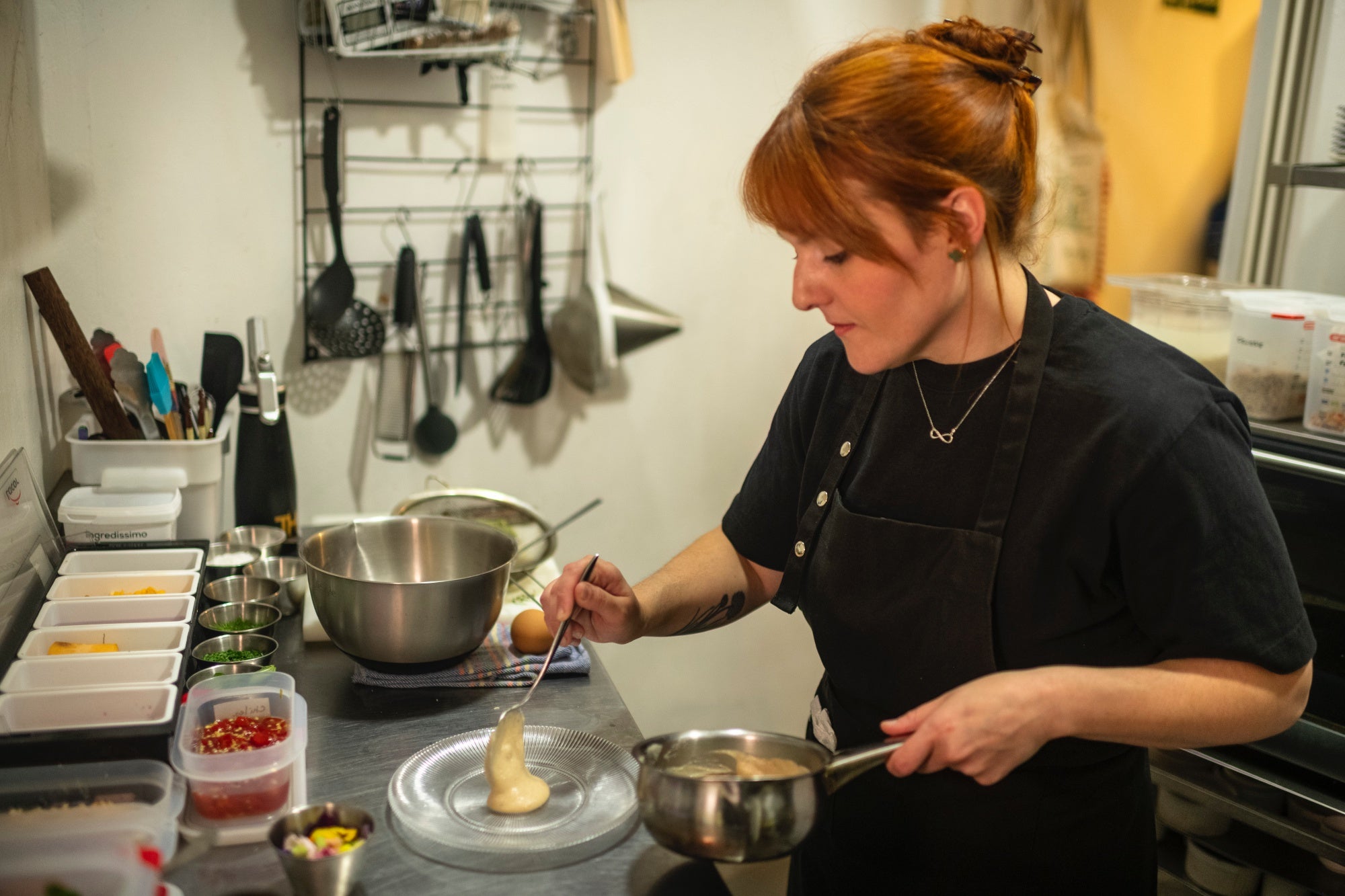 En cocina, Magda prepara su menú.
